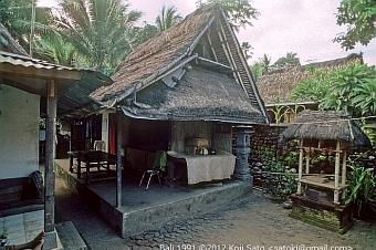 バリ島トゥガナン村の家屋